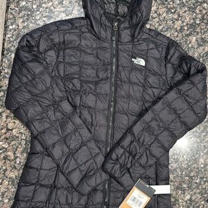 Brand New North Face Women’s Thermoball Hooded Jacket (Small)